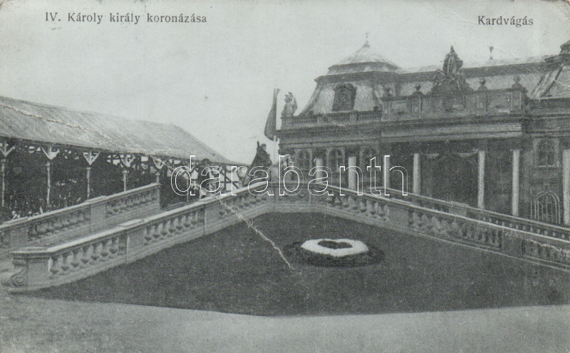 Budapest, IV. Károly megkoronázása, kardvágás (fa)