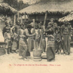 Khas-Kouénes, Le pilage du riz chez les Khas Kouenes, pilon a la main / Women pounding Rice