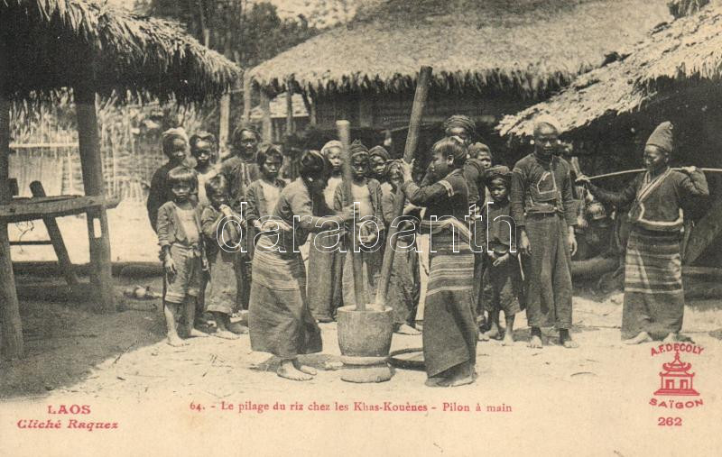 Khas-Kouénes, Le pilage du riz chez les Khas Kouenes, pilon a la main / Women pounding Rice