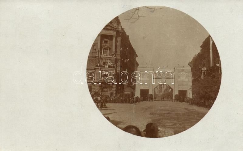 1908 Budapest VI. Andrássy út, Schimmelpfeng tudakozóda, Alfonz spanyol király budapesti látogatása alkalmával felállított díszkapu, felvonulás, photo