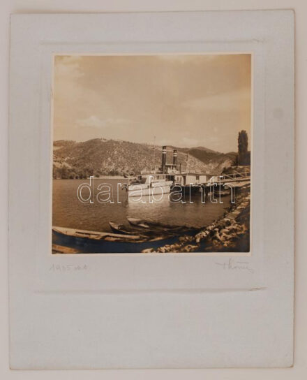 1935 Kétkéményes gőzhajó, Thöresz Dezső (1902-1963) aláírt vintage fotóművészeti alkotása, 17x17 cm, karton 31x24 cm