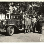 Fegyvernek, udvar, csoportkép, automobil Metallo-féle karosszériával, photo