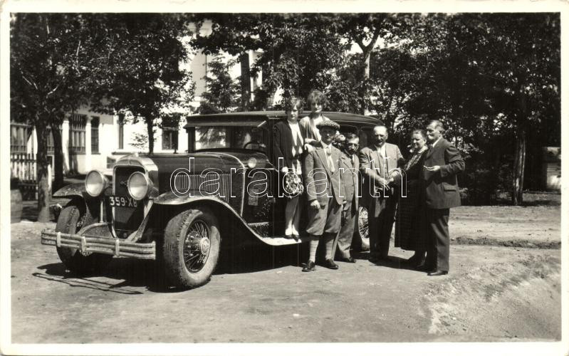 Fegyvernek, udvar, csoportkép, automobil Metallo-féle karosszériával, photo