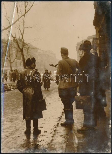 1956 Szovjet őrjáratok a pesti utcán a forradalom leverése után. Francia sajtófotó / Photo from the 1956 revolution in Budapest. Soviet patrol after the defeat. French press photo 18x12 cm