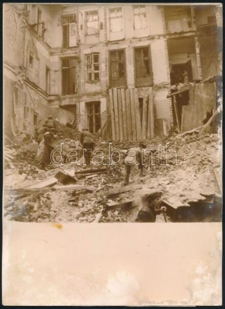 1956 Romok eltakarítása a forradalom alatt. Francia sajtófotó / Photo from the 1956 revolution in Budapest. French press photo 18x12 cm