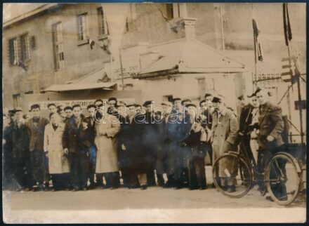 1956 Lábatlan forradalmi tömeg Francia sajtófotó / Photo from the 1956 revolution. French press photo 18x12 cm