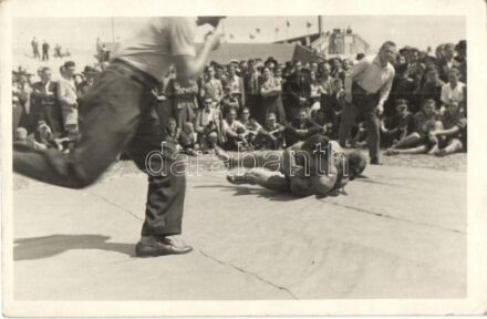 Cseh utcai birkózók Prágában / Czech street wrestlers in Praha. Fotograf Díte photo