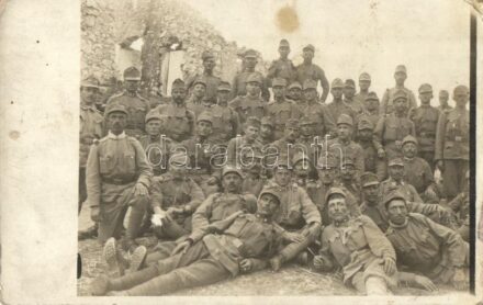 1916 Első világháborús osztrák-magyar katonák csoportképe romnál / WWI K.u.K. military, soldiers' group photo (EK)