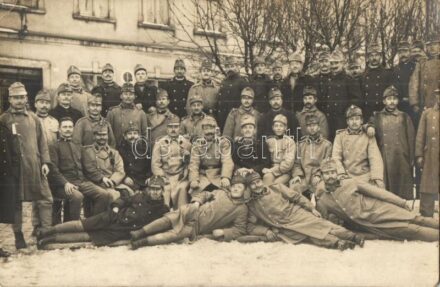 Első világháborús magyar katonák csoportképe télen / WWI K.u.k. Hungarian soldiers' group photo in winter. A. Madle photo (EK)