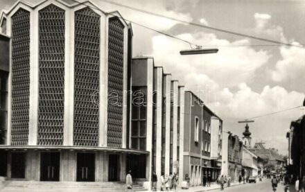 Győr - 8 db modern városképes lap: Rába Mozi, Vasútállomás, utcakép, kerékpár, autóbusz, Köztársaság tér, Bencés templom, Szabadság tér, Városi Tanácsháza, teherautó, Strand