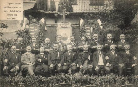1911 Budapesti Katolikus Kör tagjai. Címer, magyar zászló, Sándorfi Ede lelkész portréja / Vybor budapestianskeho kat. delnickeho kruhu na rok 1911 / Hungarian Catholic Club, members, coat of arms and flags