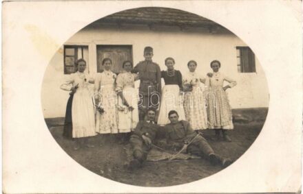 1917 Osztrák-magyar tiszt és 2 önkéntes egy székely góbé család vendégeként a háziasszonnyal és lányaival / WWI Austro-Hungarian K.u.K. military, officer with 2 voluntary soldiers at the house of a Székely family, with the landlady