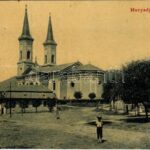 Felsőbánya, Baia Sprie; Hunyady Mátyás tér, templom. H. Riedl E. kiadása 2352. / square, church (EB)