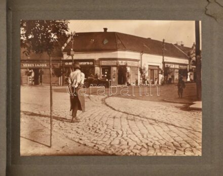 cca 1920 Gyula, a várost bemutató fotóalbum 11 db városképpel + 1 db kutyát ábrázoló fotóval, album sarkai sérültek, de a fotók épek, 9×11,5 cm