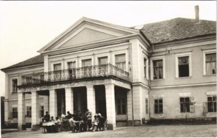 Kurityán (Kazincbarcika, Borsod), MTH tanuló iskola (Pallaviciny kastély). Képzőművészeti Alap Kiadóvállalat