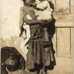 1916 Kecskemét, Cigányváros, cigarettázó cigánylány gyerekkel, folklór. photo