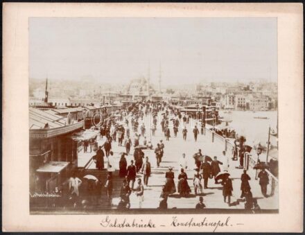 cca 1900 Konstantinápoly / Isztambul, Galata híd, kartonra kasírozott fotó, feliratozva, 20×25 cm / Istanbul / Constantinople, Galata Bridge, photo on cardboard