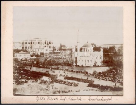 cca 1900 Konstantinápoly / Isztambul, Selamlik, Yildiz, kartonra kasírozott fotó, feliratozva, egyik sarkn sérült karton, 20×25 cm / Istanbul / Constantinople, selamlik, Yildiz, photo on cardboard (with fault)