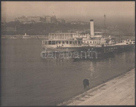 cca 1932 Kinszki Imre (1901-1945) budapesti fotóművész hagyatékából pecséttel jelzett, nagyméretű vintage fotóművészeti alkotás (Dunai látkép), felületén átnyomódás, 22,5x28,6 cm