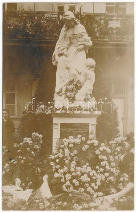 1907 Pozsony, Pressburg, Bratislava; Árpádházi Dicsőséges Szt. Erzsébet Asszony szobor avatási ünnepsége rózsacsokrokkal, 'Éljen a Király és Éljen a Pápa' táblák az erkélyen. Eredeti felvétel / inauguration of Elizabeth of