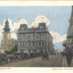 Temesvár, Timisoara; Gyárváros, Kossuth tér, Porcelánház, Adler Ignác, Csendes és Fischer üzlete, lovashintók / Fabric, square, shops, chariots