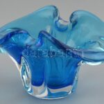 Cseh kék hamutartó, üveg, jelzés nélkül, kopásnyomokkal, m:9,5cm, d:17cm