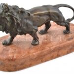 Jelzés nélkül: Oroszlán. Öntött, patinázott, masszív bronz, vörösmárvány talapzaton, hibátlan, 30x13x20cm