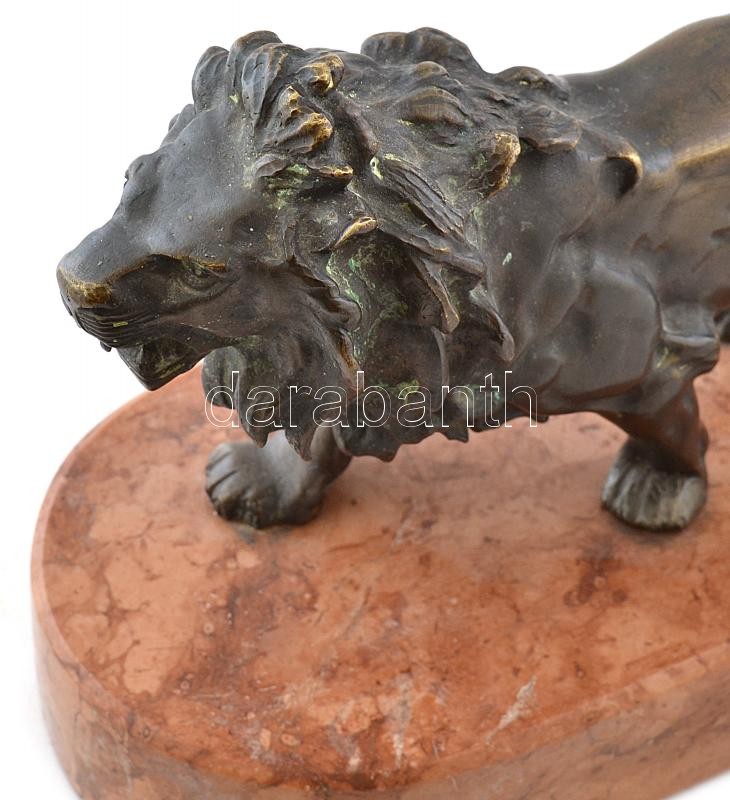 Jelzés nélkül: Oroszlán. Öntött, patinázott, masszív bronz, vörösmárvány talapzaton, hibátlan, 30x13x20cm - Image 2
