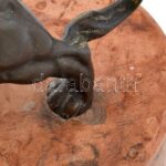 Jelzés nélkül: Oroszlán. Öntött, patinázott, masszív bronz, vörösmárvány talapzaton, hibátlan, 30x13x20cm - Image 3