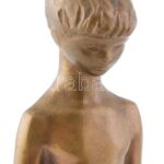 R. Kiss Lenke (1926 - ): Kislány. 1980 körül. Öntött, patinázott bronz, márvány talapzaton. Jelzett. m:31cm - Image 2
