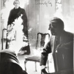 Sir Christopher Lee (1922-2015) brit színész aláírása egy őt ábrázoló werkfotón, a Drakula c. film werkfotóján, 24x19 cm / Autograph signature of Sir Christopher Lee (1922-2015) British actor on the photo of the 'Drakula movie',
