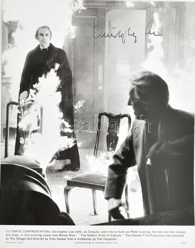Sir Christopher Lee (1922-2015) brit színész aláírása egy őt ábrázoló werkfotón, a Drakula c. film werkfotóján, 24x19 cm / Autograph signature of Sir Christopher Lee (1922-2015) British actor on the photo of the 'Drakula movie',