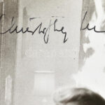 Sir Christopher Lee (1922-2015) brit színész aláírása egy őt ábrázoló werkfotón, a Drakula c. film werkfotóján, 24x19 cm / Autograph signature of Sir Christopher Lee (1922-2015) British actor on the photo of the 'Drakula movie', - Image 2