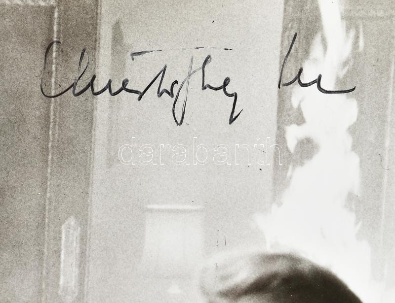 Sir Christopher Lee (1922-2015) brit színész aláírása egy őt ábrázoló werkfotón, a Drakula c. film werkfotóján, 24x19 cm / Autograph signature of Sir Christopher Lee (1922-2015) British actor on the photo of the 'Drakula movie', - Image 2