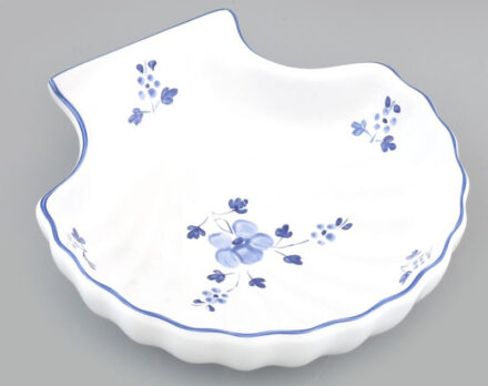 Herendi Village Pottery, majolika kagylós tálka, kézzel festett kerámia. Jelzett. Kopásnyomokkal. D: 16 cm