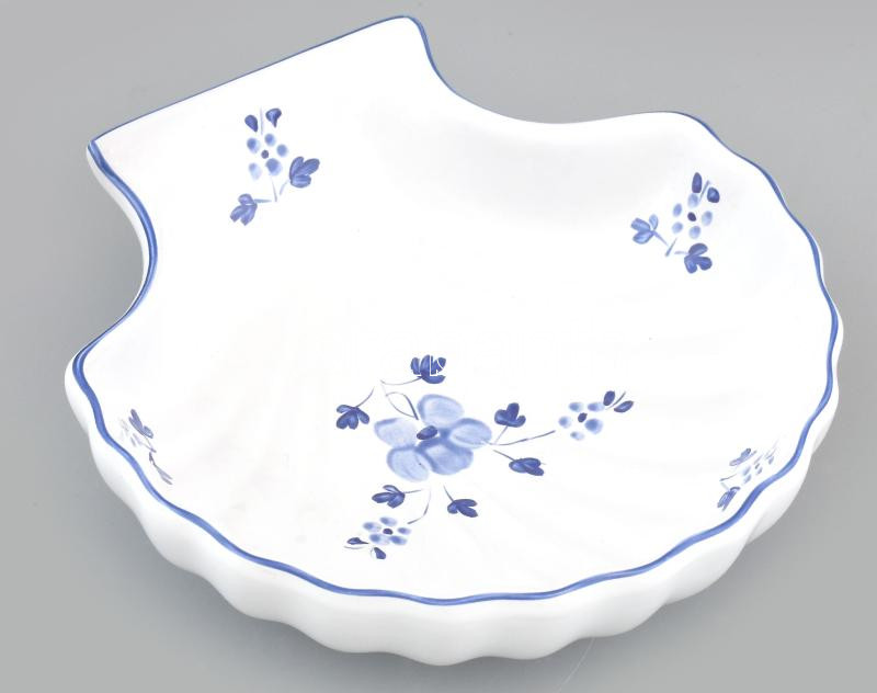 Herendi Village Pottery, majolika kagylós tálka, kézzel festett kerámia. Jelzett. Kopásnyomokkal. D: 16 cm