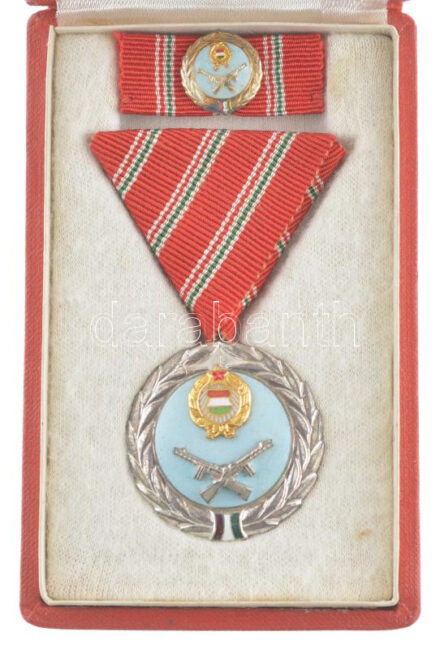 1957. 'Szolgálati Érdemérem' zománcozott kitüntetés mellszalagon, miniatűrrel szalagsávon, eredeti tokban T:1- NMK 618.