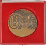 ~1970-1980. 'Betonútépítő' kétoldalas, öntött bronz plakett, eredeti, sérült tokban (100mm) T:1- - Image 2
