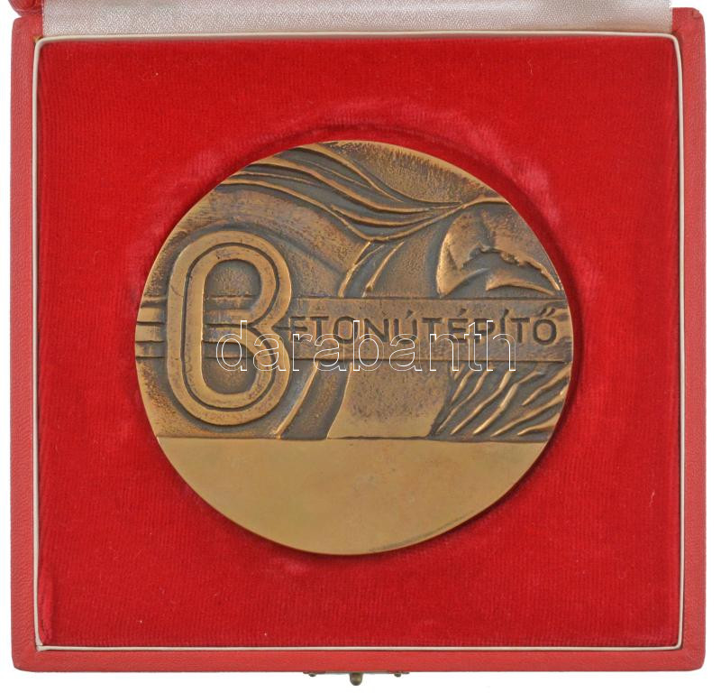 ~1970-1980. 'Betonútépítő' kétoldalas, öntött bronz plakett, eredeti, sérült tokban (100mm) T:1- - Image 2