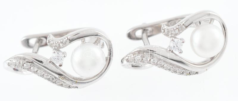 Ezüst (Ag) tenyésztett gyöngyös fülbevaló, jelzett, bruttó: 3,62g
