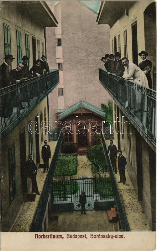 Budapest VIII. Norbertinum, Premontrei rend hittudomány és tanárképző intézet internátusa, gang papnövendékekkel. Horánszky utca 23.