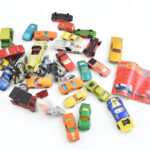 Egy doboznyi régi Matchbox játék autó, egy képes katalógussal, leírással cca 1980