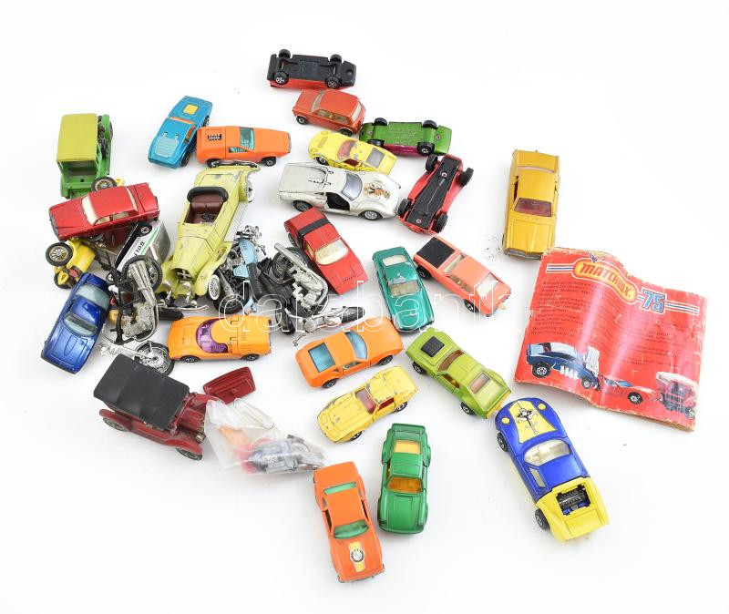 Egy doboznyi régi Matchbox játék autó, egy képes katalógussal, leírással cca 1980
