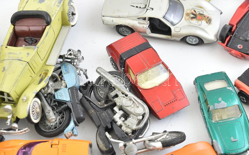 Egy doboznyi régi Matchbox játék autó, egy képes katalógussal, leírással cca 1980 - Image 2