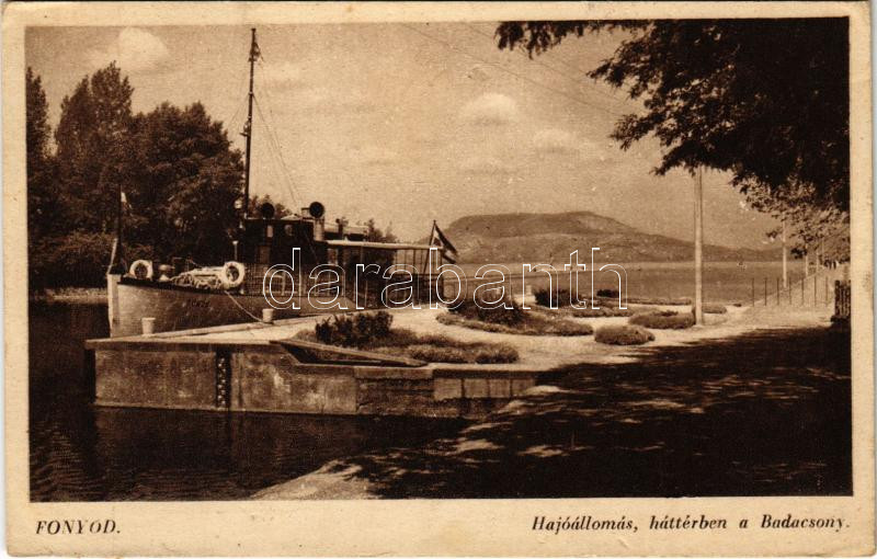 1942 Fonyód, Hajóállomás, háttérben a Badacsony, 'TÜNDE' motoros személyhajó (EK)