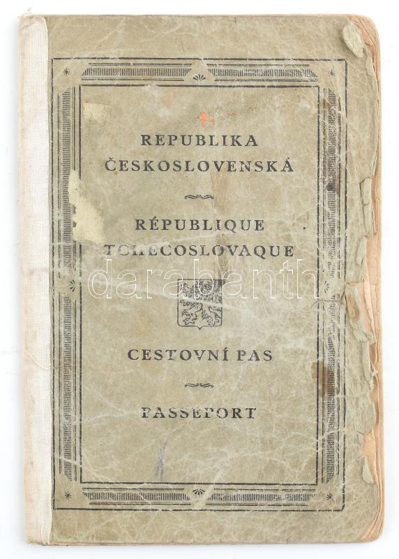 1924-1929 Csehszlovák Köztársaság fényképes útlevele, hölgy részére, számos bejegyzéssel, javított gerinccel, sérült elülső borítóval.