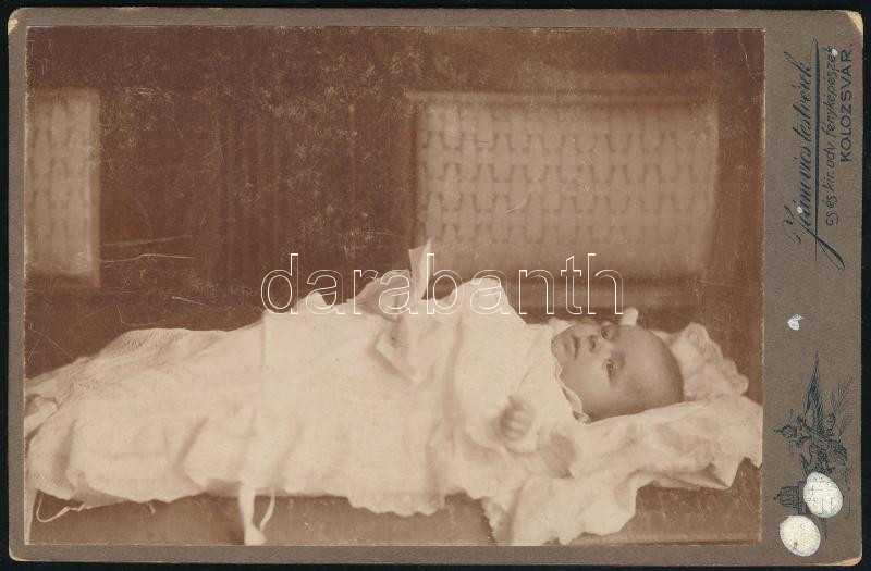 cca 1900 Babaportré, keményhátú kabinetfotó a Joánovics testvérek kolozsvári műterméből, 16,5x10,5 cm