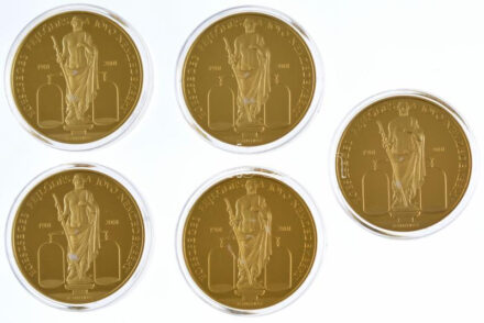 Kósa István (1953-) 2001. 'Richter Gedeon RT. 2001 Centenárium / Egészséges fejlődés a jövő nemzedékéért - Aszklépiosz' kétoldalas aranyozott fém emlékérem kapszulában (5x) (42mm) T:PP