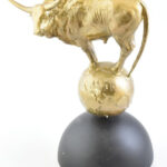 Jelzés nélkül: Magyar szürke szarvasmarha. Aranyra festett bronz, festett márvány talapzaton. m: 36 cm