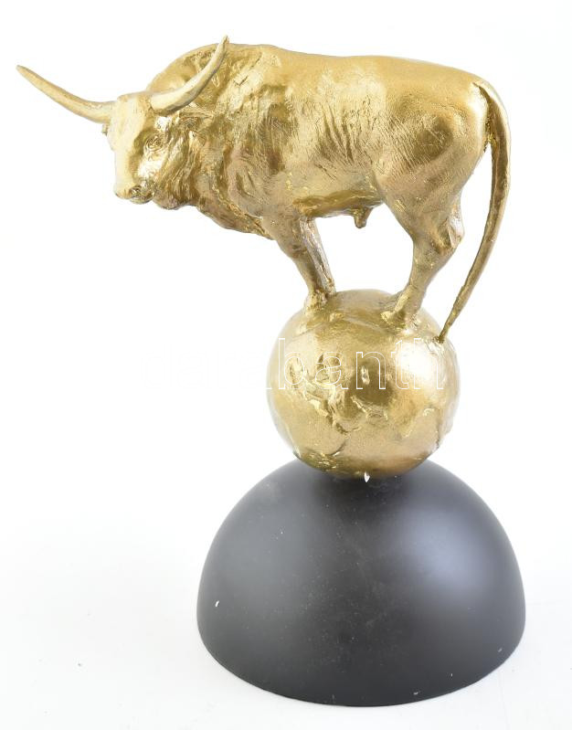 Jelzés nélkül: Magyar szürke szarvasmarha. Aranyra festett bronz, festett márvány talapzaton. m: 36 cm
